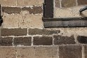 Detail Seitenfassade Popstei  mit Weibener Tuff (hell) und Wehrer Basaltuff (dunkel) in "Specklagen", Fensterinfassung Rheinische Basaltlava