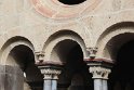 Maria Laach Detail Westfassade (Paradies) - Weibener Tuff, Kapitelle aus Sandstein, Säulen Aachener Blaustein (Kalkstein), teils Lahnmarmor (Austauschgestein)