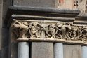 Relief im Eingangsportal (Replik), Abakus aus Perler Kopflava, Säulen Aachener Blaukalk