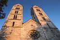 Die Türme der Kirche St. Peter | Turm links: unten Kelheimer Kalkstein (KK), über dem Fries: Mettener Granit (MG) / Mitte Rosette Regensburger Grünsandstein, außen KK, darüber MG / Turm rechts: KK, ganz oben und darunter: 