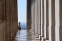 Ansicht des Ganges zwischen Säulen und Tempelgebäude. Südostseite der Walhalla.